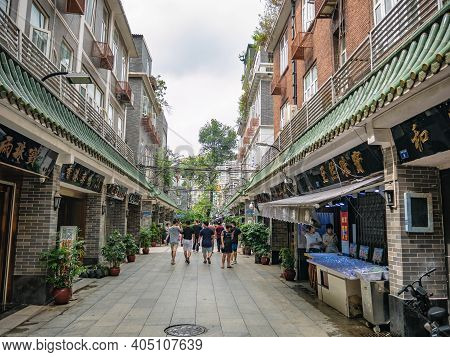 Guangzhou/china-26 Aug 2019:unacquainted People Walking In Hualin Jade Street Market In Guangzhou Ci