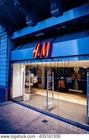 Paris, France - Oct 20, 2018: Empty Entrnace Of H And M Clothing Store In Central Paris With Red Log