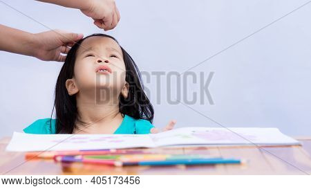 Mom's Hand Was Attached Hairpin To The Front Hair For Her Daughter Who Is About To Study Art. Child 