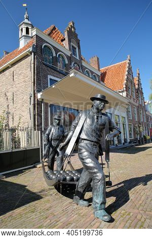 Edam, Netherlands - September 17, 2020: The Statues Of Cheese Carriers (sculptor Jans Van Baarsen) O