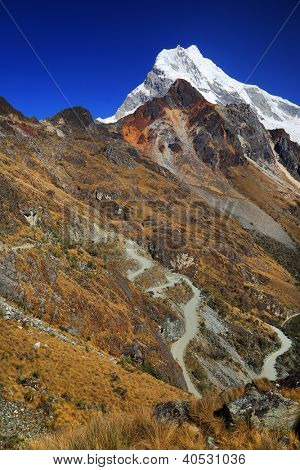 Picco Chopicalqui (6, 354m) in Cordilera Blanca, Perù, Sud America