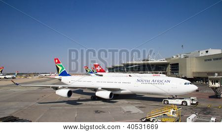 JOHANNESBURG - duben 18:Airbus A340 vystupování cestujících po mezikontinentální lety na duben 