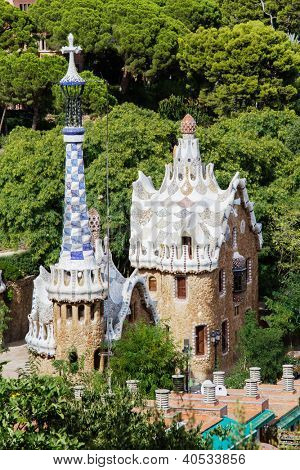 Barcellona - 3 settembre: Padiglioni di ingresso Parco Guell nella giornata di sole su 3 settembre 2012 a Barcelon