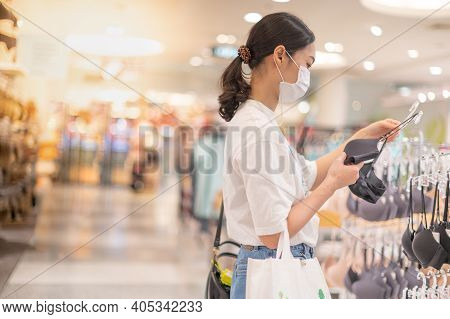 Female Wearing Surgical  And Hands Choosing Bras Cups Size And Looking Light New Wireless And Seamle
