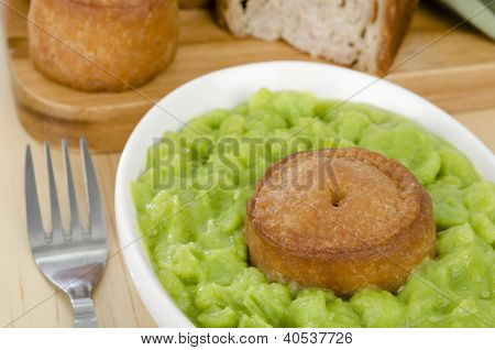 Melton Mowbray vepřový koláč & hrachovou kaši.