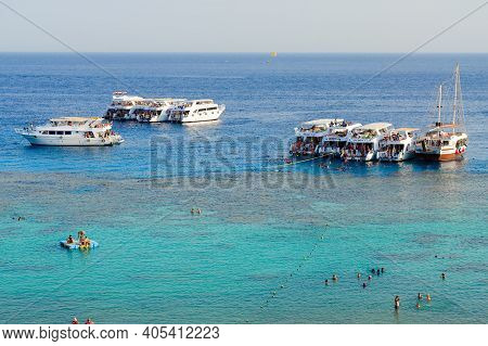 Sharm El Sheikh, Egypt - September 19, 2019: Ships Near Coastal Coral Reefs In Ras Um Sid Bay, Hadab
