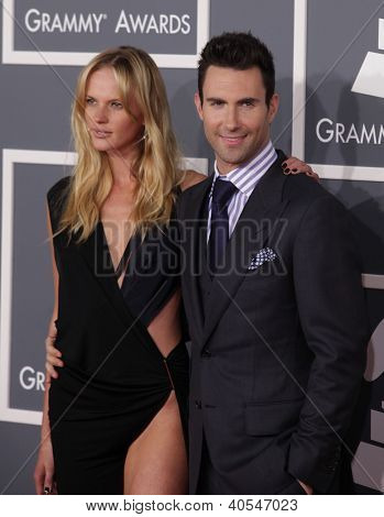 LOS ANGELES - 12 FEB: Adam Levine & Anne Vyalitsyna Ankunft Grammy Awards 2012 am 12. Februar,