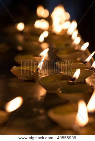 Diwali olejová lampa v indickém chrámu