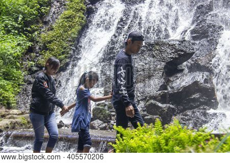 Batu City, Indonesia. November 2020. The Family Is Enjoying The Freshness Of The Watu Lumpang Waterf