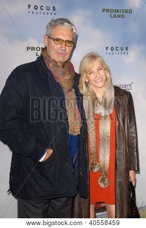 LOS ANGELES - DEC-6: Michael Nouri kommt bei der Premiere von 