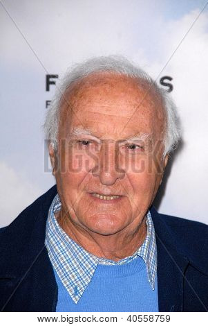 LOS ANGELES - DEC 6: Robert Loggia přijíždí na premiéře 