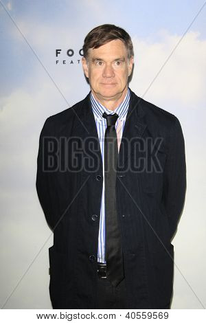 LOS ANGELES - 6 de dic: Gus Van Sant llega en el estreno de 'Tierra prometida' en el gremio de directores de la Ame