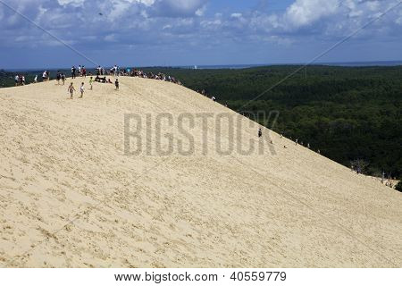 PYLA SUR MER, FRANCE - 8 août : Les gens visite de la célèbre dune du Pyla, la plus haute dune de sable d'E