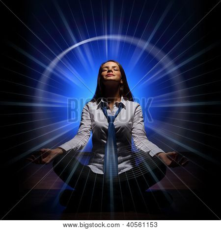 Mladý obchodní žena sedí v asana lotus a meditací
