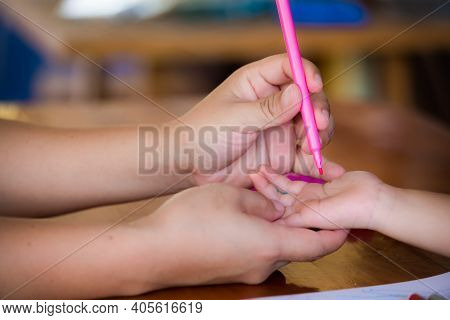 Mother Taught Art To Her Daughter. Mothers Or Adults Use A Soft Pink Magic Pen To Write Onto The Ski