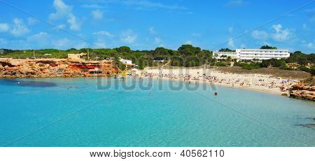 FORMENTERA, Spanien - 19 SEPTEMBER: Cala Saona strand på September 19, 2012 i Formentera, Baleariske Isl
