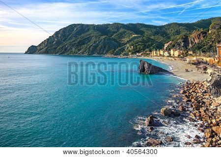 Monterosso pláž a moře zálivu. Pět zemí, 5 Terre, Ligury Itálie