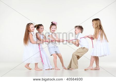 흰 옷에 다섯 행복 한 작은 아이 핑크 로프 위에 그립니다.