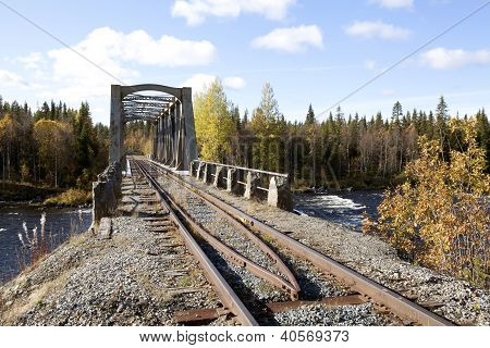 Anschluss an eine Eisenbahn in eine BrÃ¼cke Ã¼ber einen Fluss zu verfolgen.