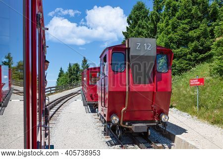 Sankt Wolfgang, Austria - Juli 19, 2017: Two Cogwheel Trains Passing Each Other Near Top Schafberg O