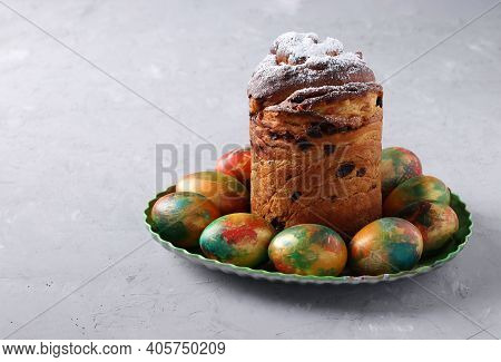 Easter Cake Craffin And Marble Colorful Eggs On Gray Background. Space For Text. Concept Of The Spri