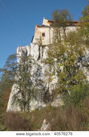 befestigtes Kloster auf Felsen, hohe limesrone