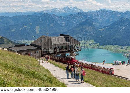 Sankt Wolfgang, Austria - Juli 19, 2017: Tourists Near Railway Station Cog Railway Top Schafberg Nea