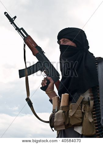 AK saldırı tüfeği ile Müslüman isyancı