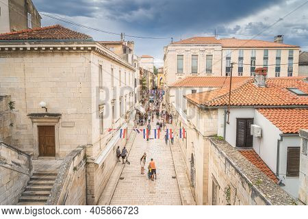 Zadar, Croatia, July 2019 Top View On Tourists Visiting Beautiful, Narrow Streets Of The Old Town Of