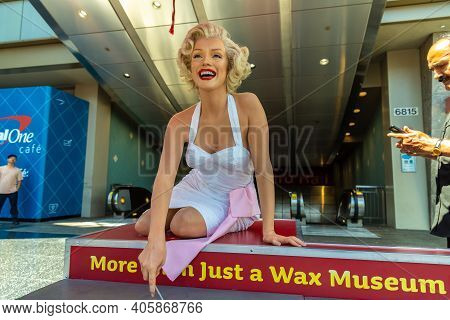 Los Angeles, Hollywood, Usa - March 29, 2020: Marilyn Monroe Statue On The Walk Of Fame At Hollywood