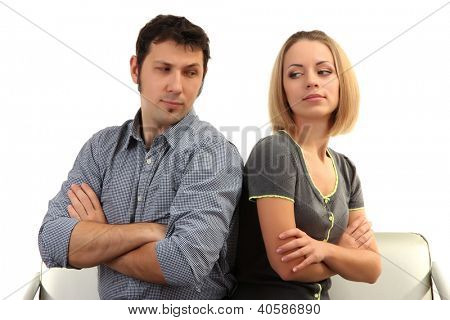 Jeune couple se détourne de l'autre isolated on white