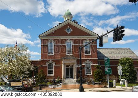 Andover, Ma, Usa - Apr. 24, 2019: Memorial Hall Library On Main Street Near Old Town Hall In Histori