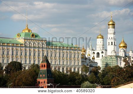 Le grand palais du Kremlin et le grand clocher d'Ivan