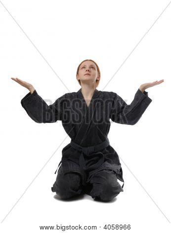 Mädchen sitzen in traditionellen pose