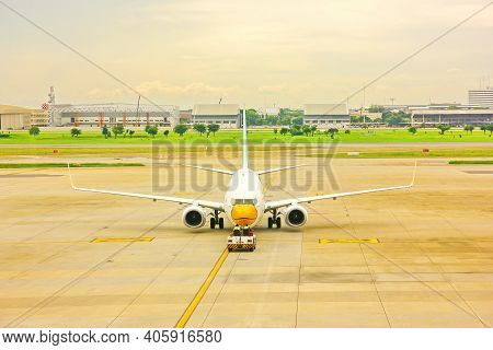 Bangkok,thailand-5 September;2019;ground Crew On Pushback Take Airplane To Runway Or Taxiway At Don 