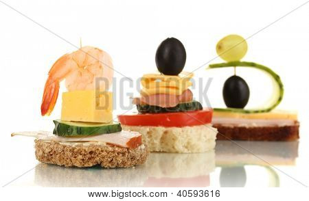 Canapés isolados no branco