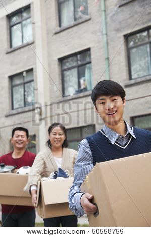 Family moving boxes into a dormitory at college