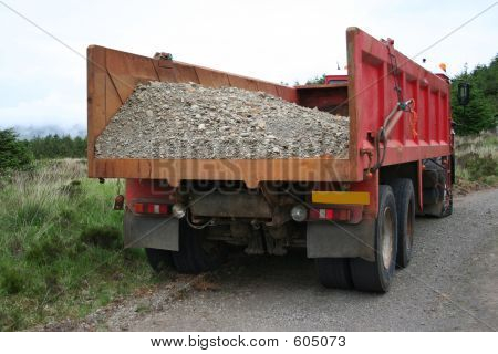 Caminhão com carga de cascalho