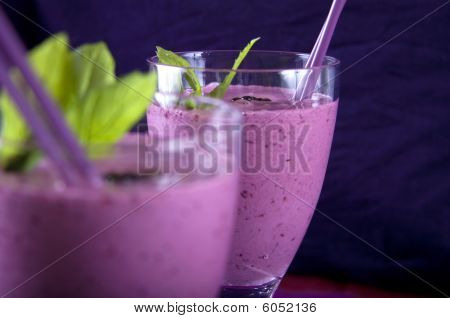 Smoothie, mansikka, minttu ja Karhunvatukka