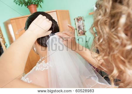 dressing the wedding veil