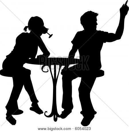 カフェのカップルのシルエット