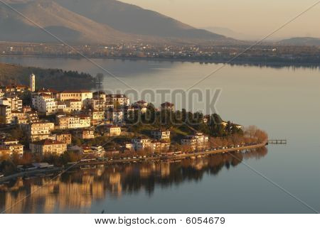 Vista della città di Kastoria da sopra Macedonia Grecia