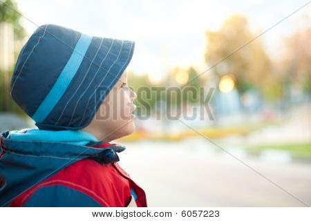 Dreaming Boy v klobouku a větrem podvodník venkovní
