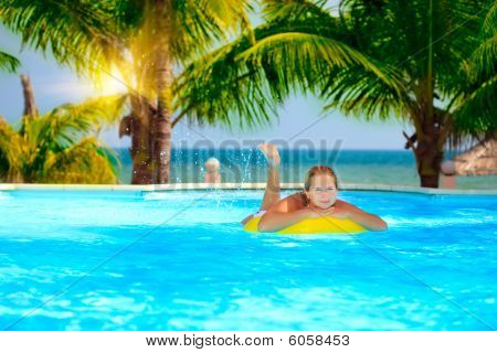 Kvinde i Swimming Pool