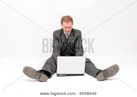 Homme d'affaires à l'aide d'un ordinateur
