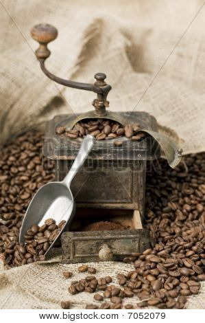เครื่องบดกาแฟเก่ากับเมล็ดกาแฟ