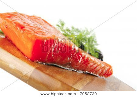 Rose saumon sur une plaque en bois avec du fromage