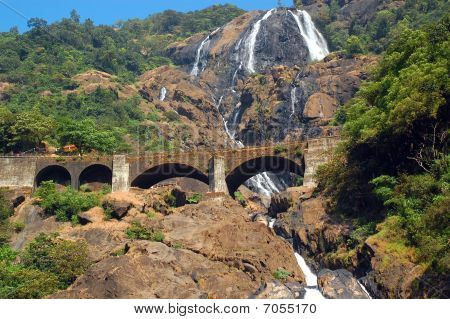 Cascate di Dudhsagar e ponte della ferrovia
