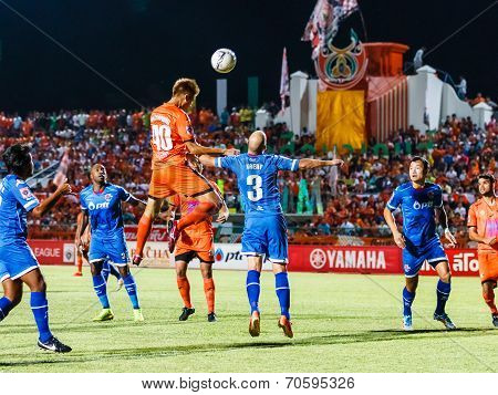Sisaket Thailand-august 13: Watsapol Thosantia Of Sisaket Fc. (orange) In Action During Thai Premier