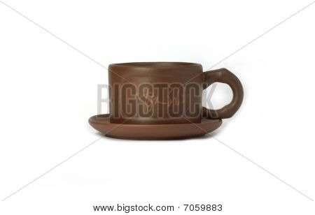 Kleine bruine coffee cup op wit wordt geïsoleerd